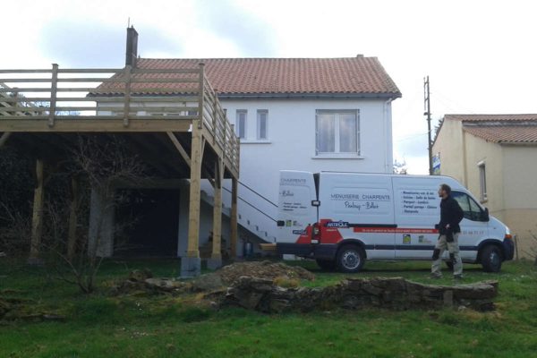 Réalisation d'un agencement extérieur par Penloup Billet, menuisier à Saint-Florent-des-Bois